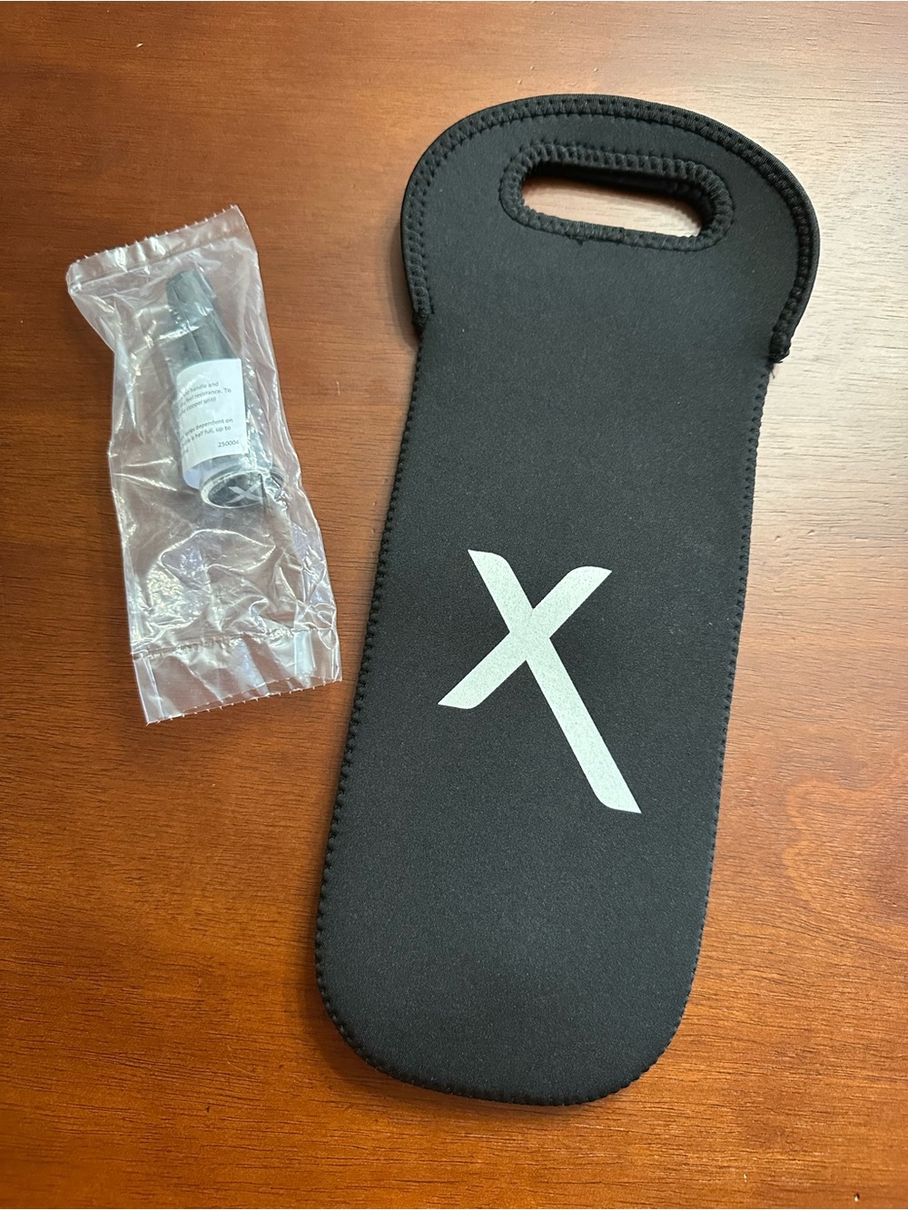 Black Neoprene Wine Sleeve with Air Pump Wine Stopper